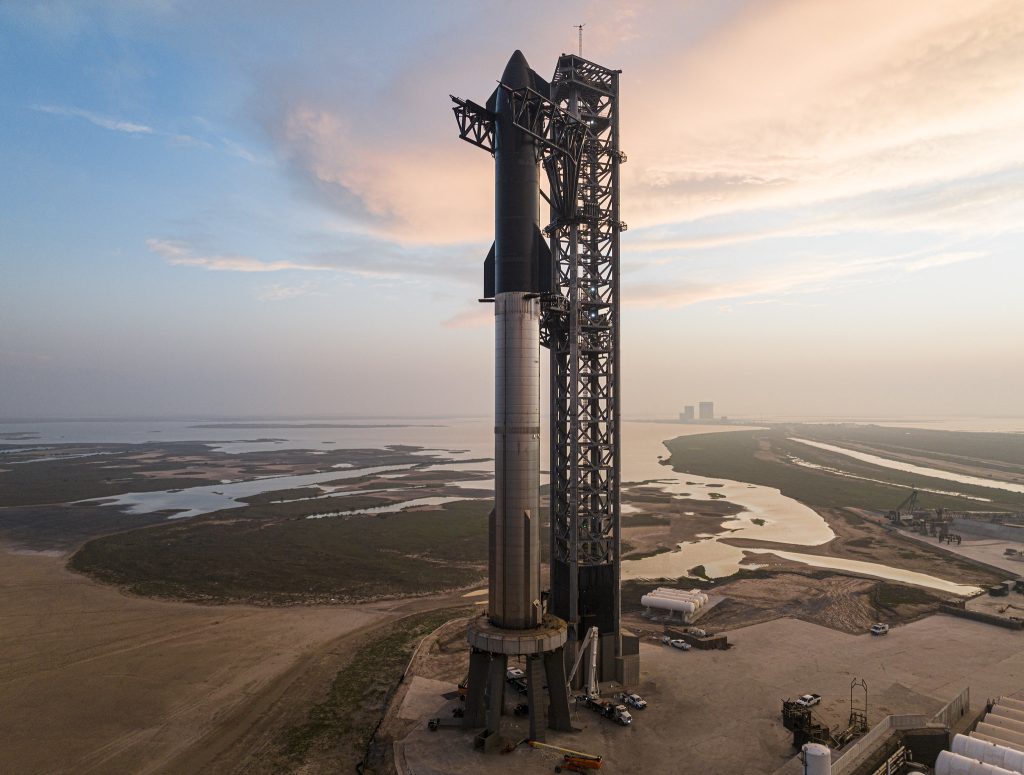 Fotografía de la nave Starship y el cohete Super Heavy en la plataforma de lanzamiento. Fuente y créditos: Flickr oficial de SpaceX